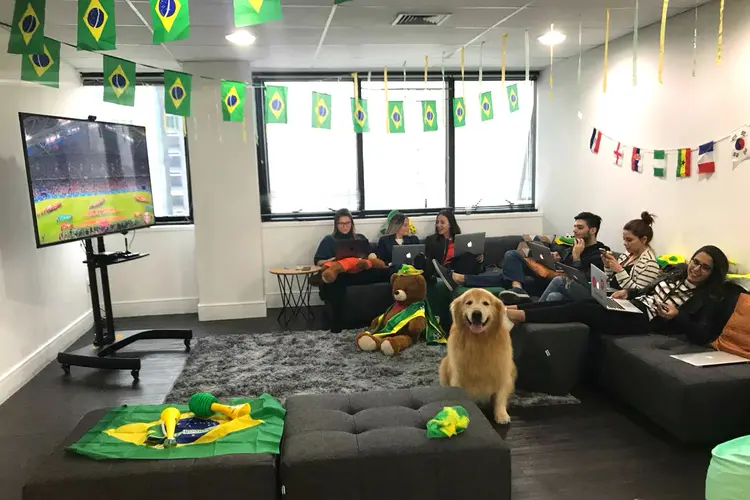 Sala de descompressão da Eventbrite, com a decoração para a Copa do Mundo de 2018: funcionários podem assistir aos jogos (e levar seus pets) (Eventbrite/Divulgação)