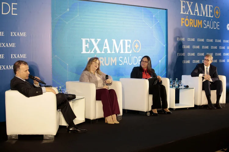 EXAME Fórum Saúde: André Lahóz coordena o debate com Lídia Abdalla, do Laboratório Sabin, Denise Eloi, do Instituto Coalizão Saúde e Adriano Caldas, da Johnson &amp; Johnson Medical Devices (Cristiano Mariz/Exame)