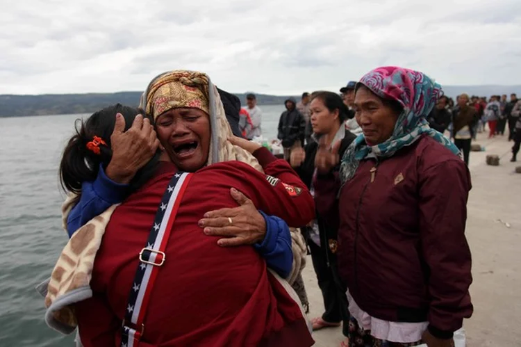 Resgate: foi encontrado um número indeterminado de corpos a 450 metros de profundidade no lago Toba, Sumatra, onde na semana passada o naufrágio do barco deixou 192 desaparecidos (Albert Damanik/Reuters)