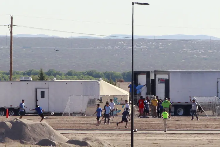Centros de detenção: menores chegam a ser levados a mais de 3 mil km de onde estão pais ou responsáveis (Jose Luis Gonzalez/Reuters)