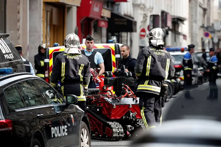 A página "Actu17" disse que o homem afirma ter duas bombas e que quer falar com o embaixador do Irã e com o Governo francês (Benoit Tessier/Reuters)