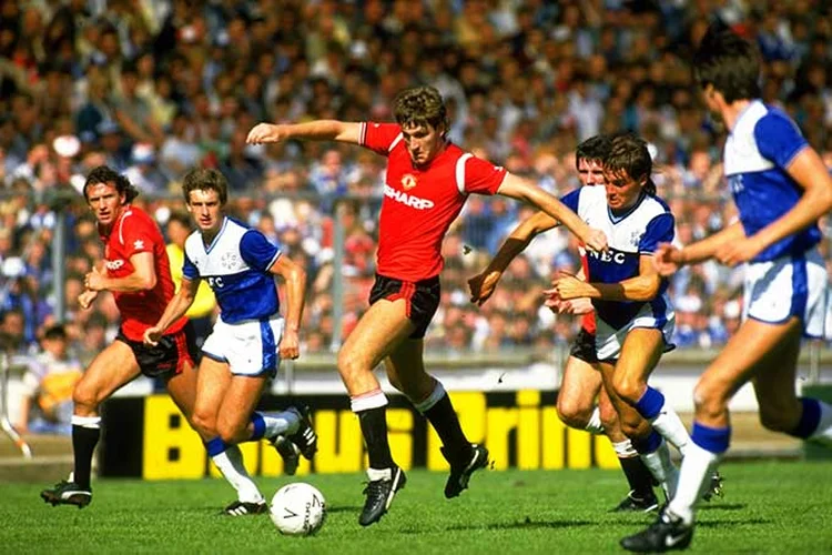 Norman Whiteside  (ao centro) do Manchester United em 1985. (Allsport UK /Allsport/Getty Images)