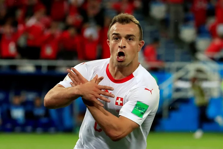 O jogador da Suíça Xherdan Shaqiri comora gol contra a Sérvia com gesto político (Gonzalo Fuentes/Getty Images)