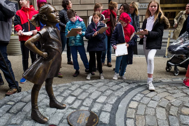 Estátua em Wall Street: em Bristol, Jade parou na porta da agência na mesma pose (Drew Angerer/Getty Images)