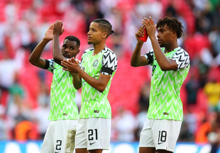 Jogador da Nigéria, Tyronne Ebuehi, no centro, aplaude após amistoso contra a Inglaterra na Copa do Mundo 2018, em 2 de junho
 (Catherine Ivill/Getty Images)