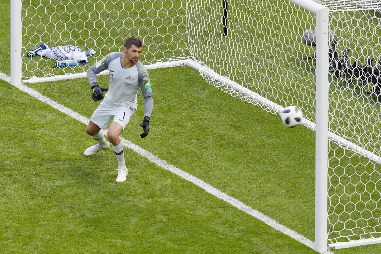 Mathew Ryan, goleiro da Austrália, leva gol de Antoine Griezmann, da França no jogo da Copa do Mundo 2018 em 16 de junho (Kevin C. Cox/Getty Images)