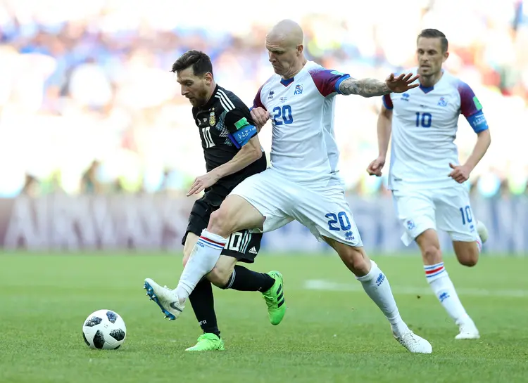 Lionel Messi, da Argentina, e Emil Hallfredsson, da Islândia, disputam bola na Copa do Mundo 2018 no dia 16 de junho em Moscou, Russia (Gabriel Rossi/Getty Images)