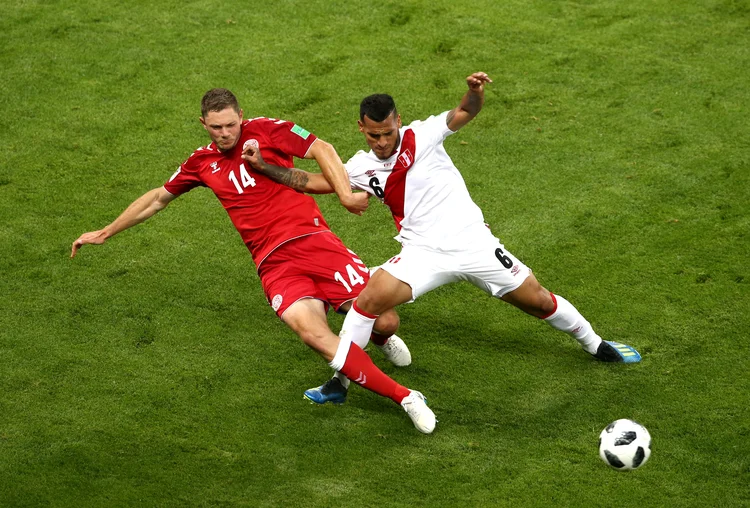 Miguel Trauco, do Peru, de branco, contra Henrik Dalsgaard, da Dinamarca, no jogo em Saransk, Russia, do dia 16 de junho na Copa do Mundo da Rússia de 2018  (Jan Kruger/Getty Images)