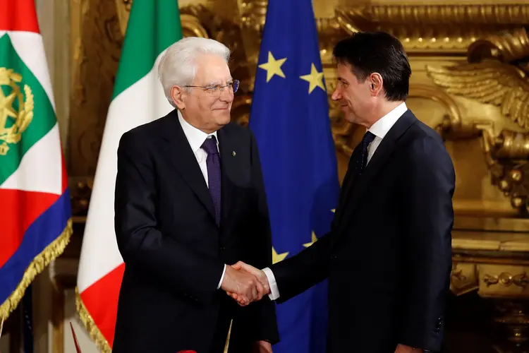 O presidente da Itália, Sergio Mattarella, e o novo primeiro-ministro, Conte (Remo Casilli/Reuters)