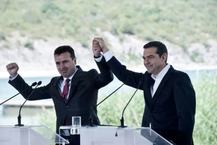 O primerio-ministro grego Alexis Tsipras (D) e o primeiro-ministro da Macedônia, Zoran Zaev, durante a cerimônia de assinatura do acordo entre os dois países (Sakis MITROLIDIS/AFP)