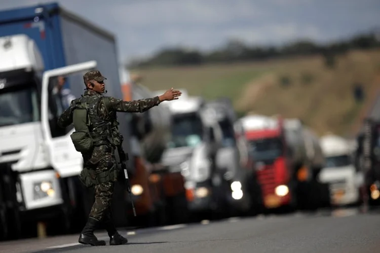 Greve: exército orienta caminhoneiros; paralisação jogou o Brasil numa nova leva de incertezas   (Ueslei Marcelino/Reuters)