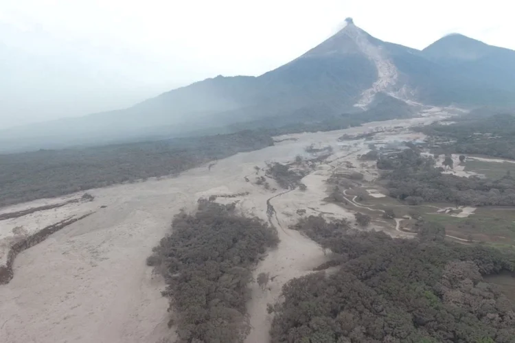 Vista aérea do rescaldo de uma erupção do vulcão em Escuintla, Guatemala, é visto nesta foto obtida 04 de junho de 2018 a partir de mídia social. MINGOB / PNC / via REUTERS ATENÇÃO EDITORES - ESTA IMAGEM FOI FORNECIDA POR TERCEIROS. CRÉDITO OBRIGATÓRIO. NÃO REVENDER. NENHUM ARQUIVO (MINGOB / PNC/Reuters)