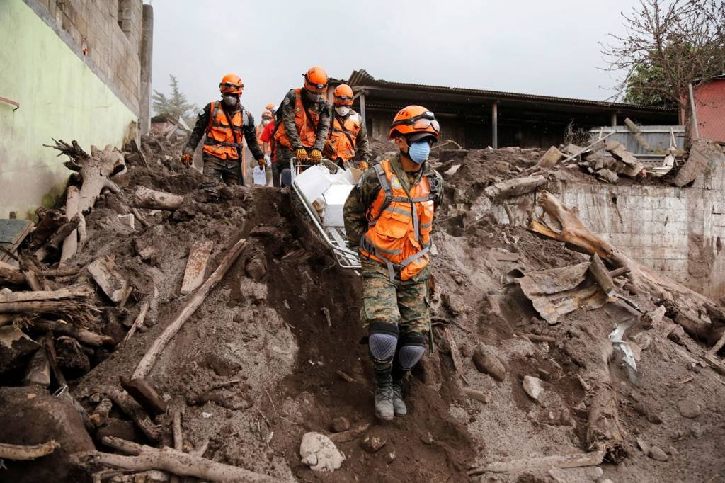 Sobe para 332 o número de desaparecidos por erupção de vulcão na Guatemala