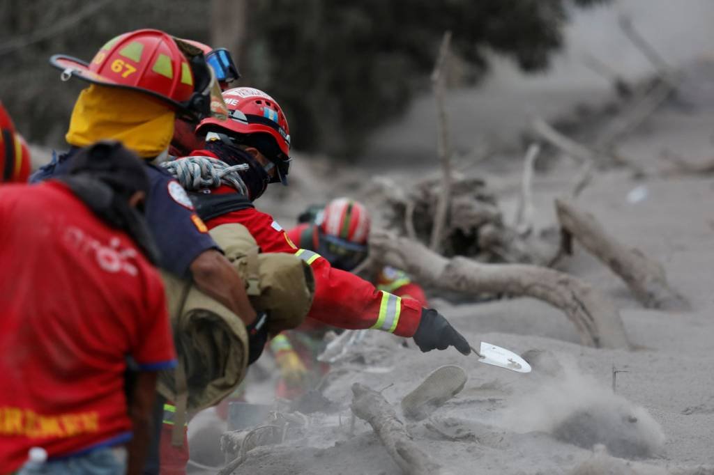 Autoridades retomam buscas após erupção do Vulcão de Fogo na Guatemala