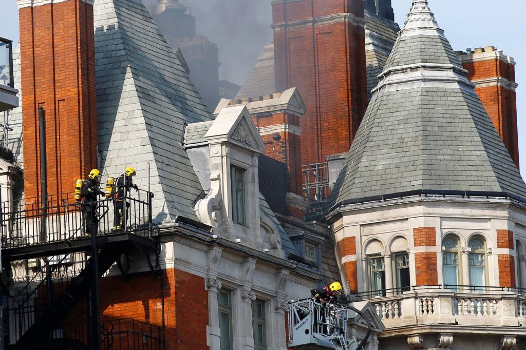 Cerca de 100 bombeiros combatem incêndio em hotel de luxo em Londres