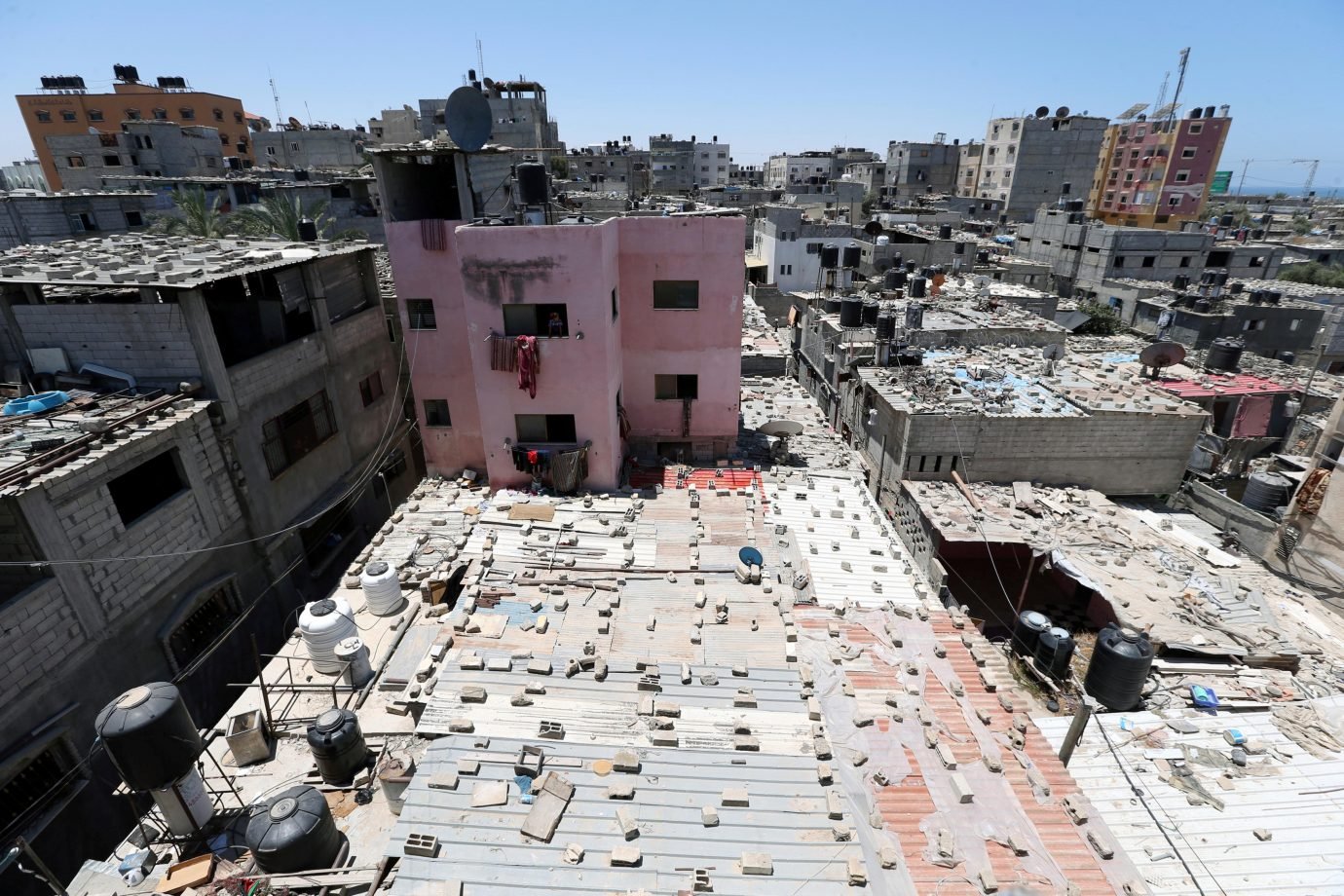 Milhares de isralenses passam a noite em refúgios antiaéreos perto de Gaza