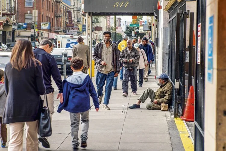 Moradores de rua e pedestres em São Francisco, nos Estados Unidos: o progresso econômico das últimas décadas deixou os mais pobres de fora | David Paul Morris/Getty Images / 