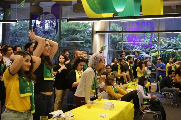 Torcida no Nubank durante a Copa do Mundo 2018 (Nubank/Divulgação)