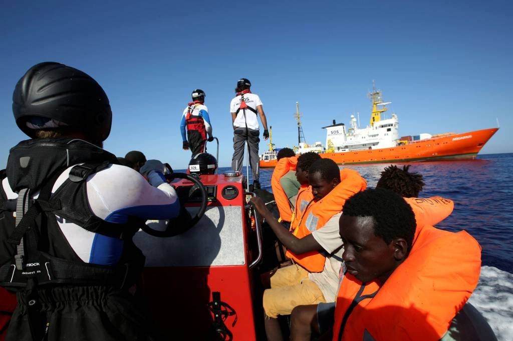 Barco da Guarda Costeira italiana chega com 500 imigrantes à Sicília