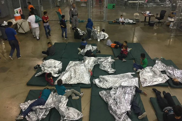 Centro de Detenção de Imigrantes no Texas, Estados Unidos: ao menos 2 mil crianças foram separadas de seus pais na tentativa de cruzar a fronteira entre EUA e México (Courtesy CBP/Handout/Reuters)