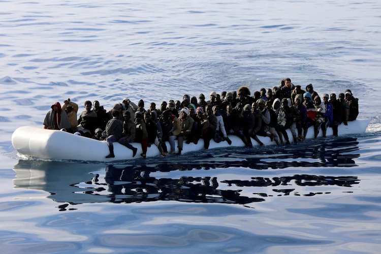 Desde o início do ano cerca de mil pessoas morreram ao tentar cruzar o Mediterrâneo, segundo a OMC (Hani Amara/Reuters)