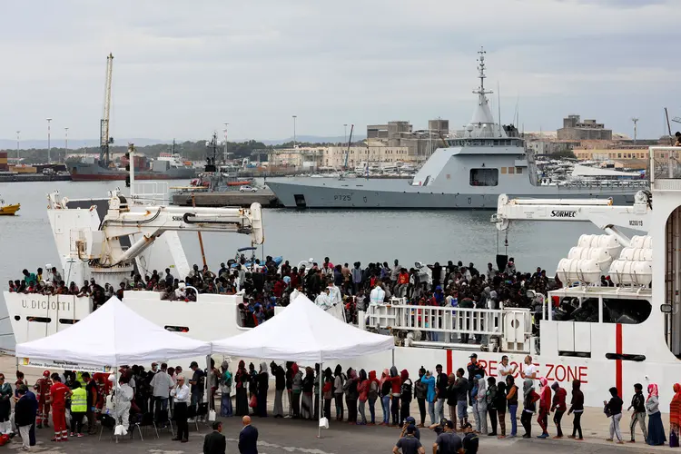 Há uma semana, o navio "Lifeline" está a cerca de 30 milhas da costa maltesa (Antonio Parrinello/Reuters)