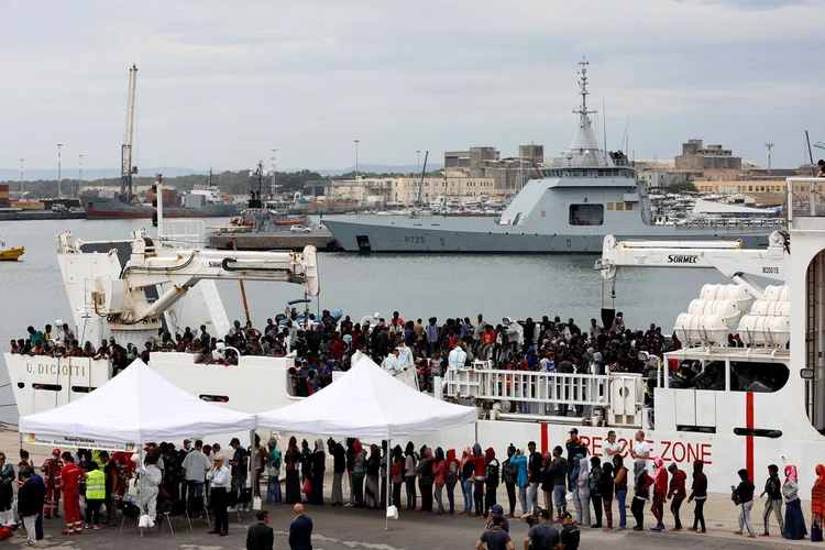 Há uma semana, o navio "Lifeline" está a cerca de 30 milhas da costa maltesa (Antonio Parrinello/Reuters)