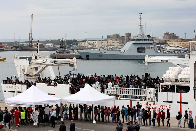 Imigração: tripulação do "Tu Thalassa" assegurou ter tido que parar pelas ameaças dos migrantes e pediu ajuda para resolver a situação (Antonio Parrinello/Reuters)