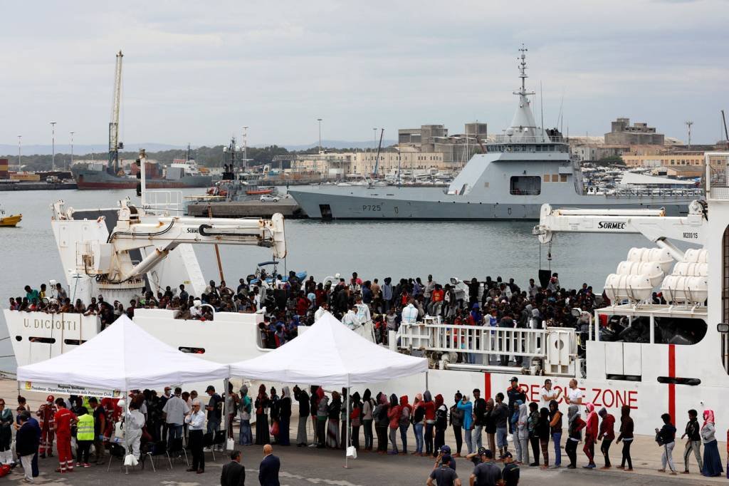 Itália proíbe desembarque dos 67 migrantes a bordo de embarcação