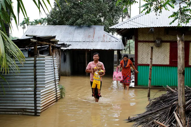 Chuvas na Índia: cerca de 325 casas foram totalmente destruídas e outras 1.100 sofreram danos parciais (Jayanta Dey/Reuters)