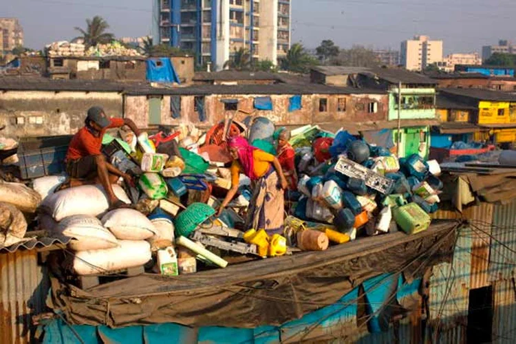 Coleta de plástico para reciclagem em favela de Mumbai, na Índia. (Daniel Berehulak/Getty Images)