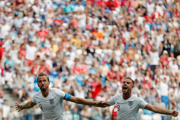 Os ingleses Harry Kane e Jordan Henderson celebram gols na partida contra o Panamá (Carlos Barria/Reuters)