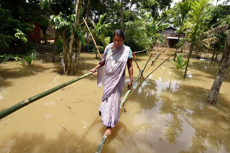 Entre os atingidos, pelo menos 160 mil permanecem alojados em acampamentos habilitados pelas autoridades (Anuwar Hazarika/Reuters)