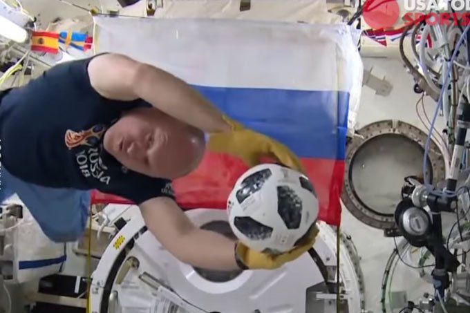 Três astronautas voltam à Terra com bola da Copa do Mundo na Rússia