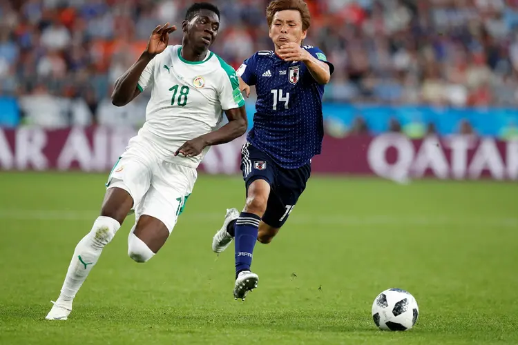 Ismaila Sarr, do Senegal, e Takashi Inui, do Japão, em partida em que terminou em empate  (Carlos Garcia Rawlins/Reuters)