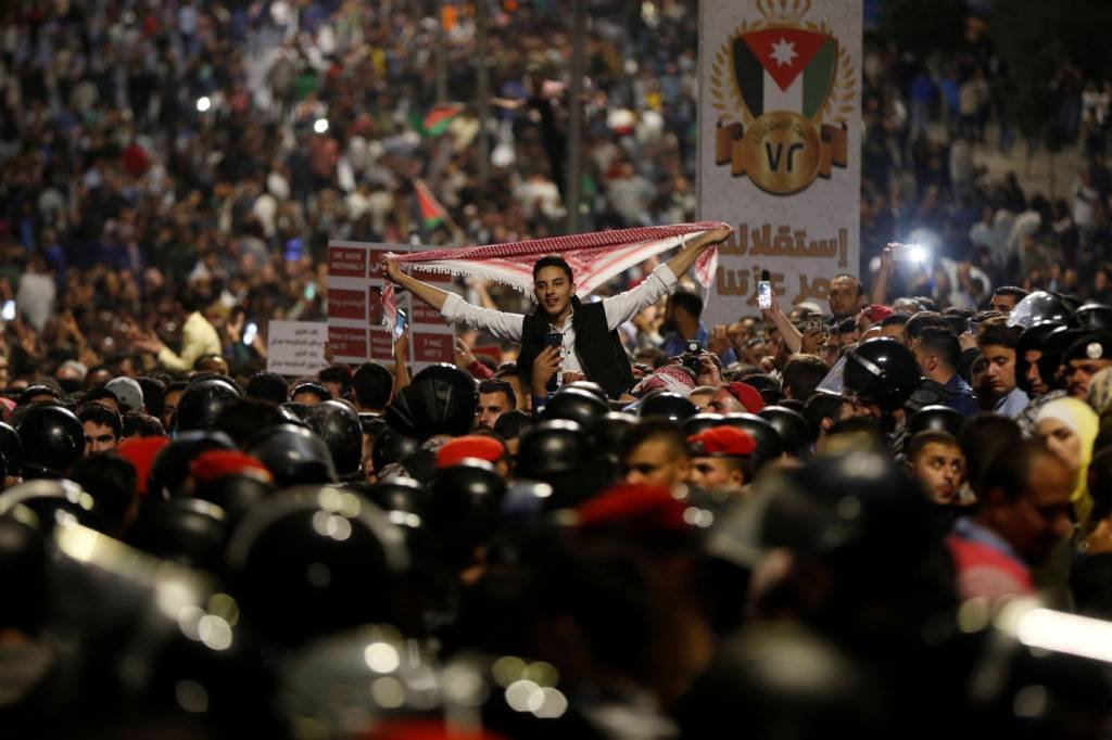 Rei da Jordânia substitui premiê para conter os maiores protestos em anos