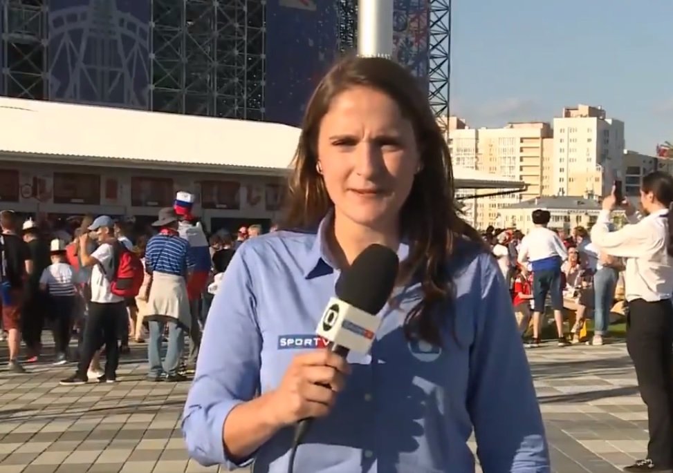 Torcedor tenta beijar repórter da Globo em entrada ao vivo na Copa