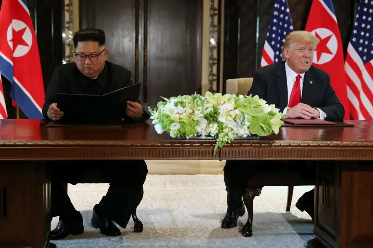 O líder da Coreia do Norte, Kim Jong-un, e o presidente dos EUA, Donald Trump: dupla assinou documento durante encontro histórico em Singapura (Jonathan Ernst/Reuters)