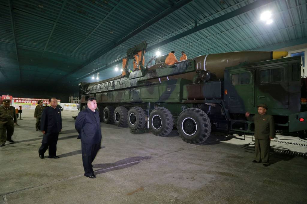 Kim Jong Un estuda reforçar capacidade militar da Coreia do Norte