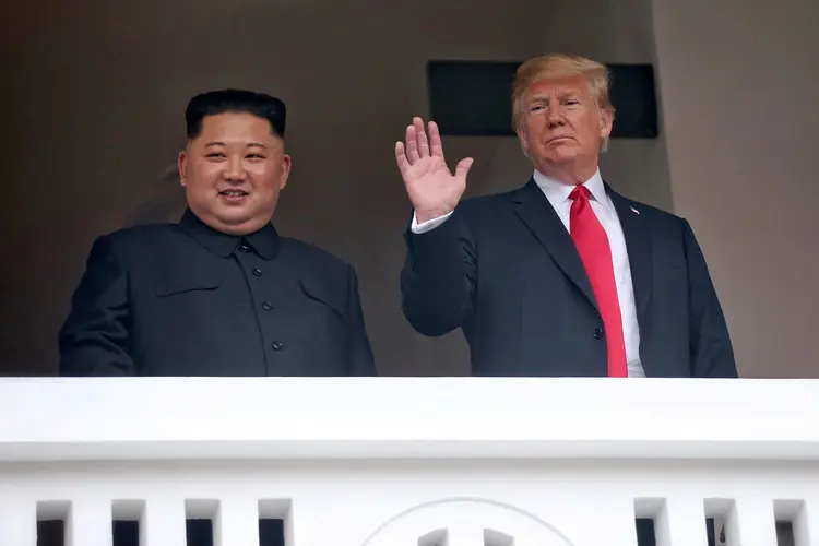 Presidente dos EUA, Donald Trump, e o líder da Coreia do Norte, Kim Jong-un, durante cúpula em Singapura em junho de 2018 (Kevin Lim/The Straits Times/Reuters)