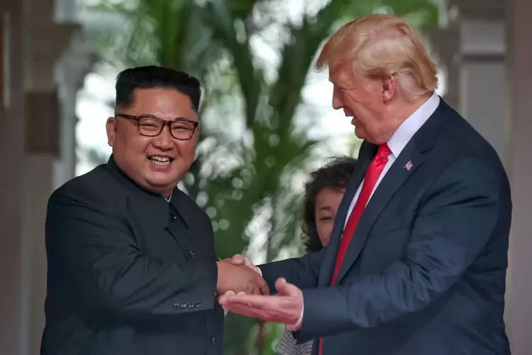 Trump e Kim: "Como o presidente já declarou publicamente... ele comentou sobre os abusos de direitos humanos no regime da Coreia do Norte", disse Casa Branca (Kevin Lim/The Straits Times/Reuters)
