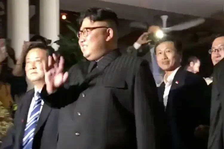 Kim Jong Un: líder da Coréia do Norte acena para a multidão em Singapura em aparição pública nesta segunda (JO CHAMERLAIN/Reuters)