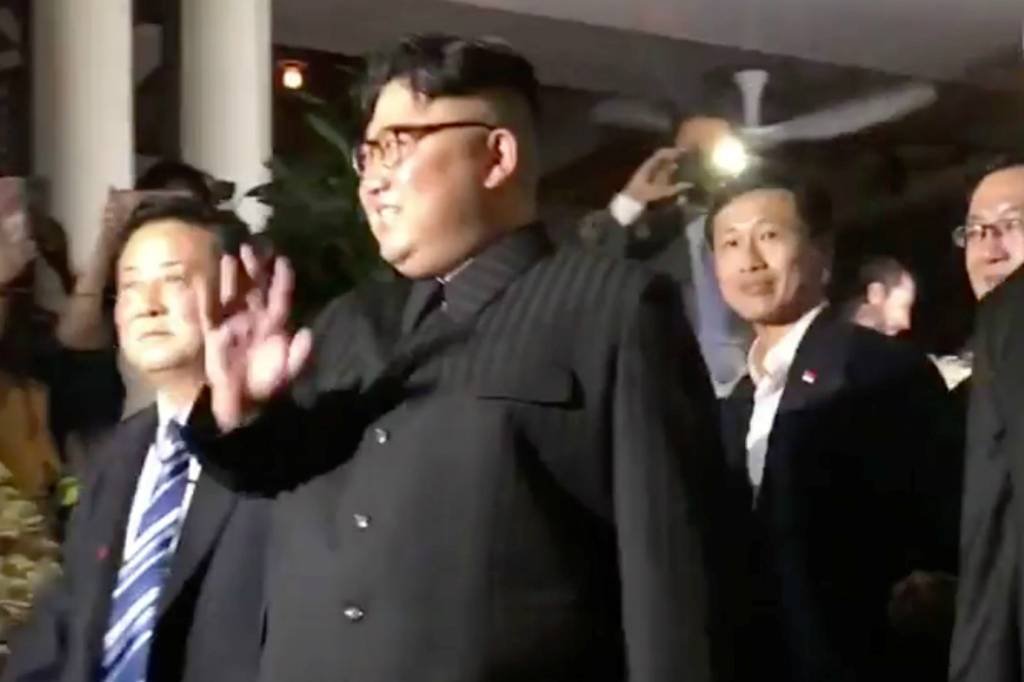 Kim Jong-un faz selfies e elogia Singapura antes de encontro com Trump