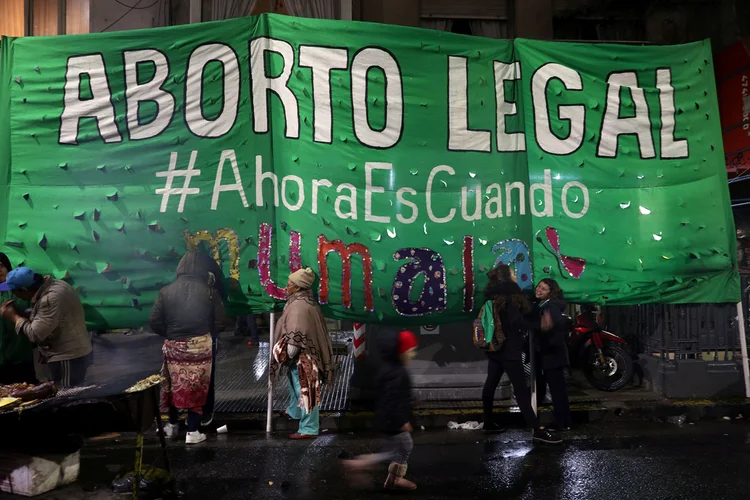 Aborto na Argentina: medida é atualmente permitida apenas em caso de estupro ou risco para a vida da mulher (Marcos Brindicci/Reuters)