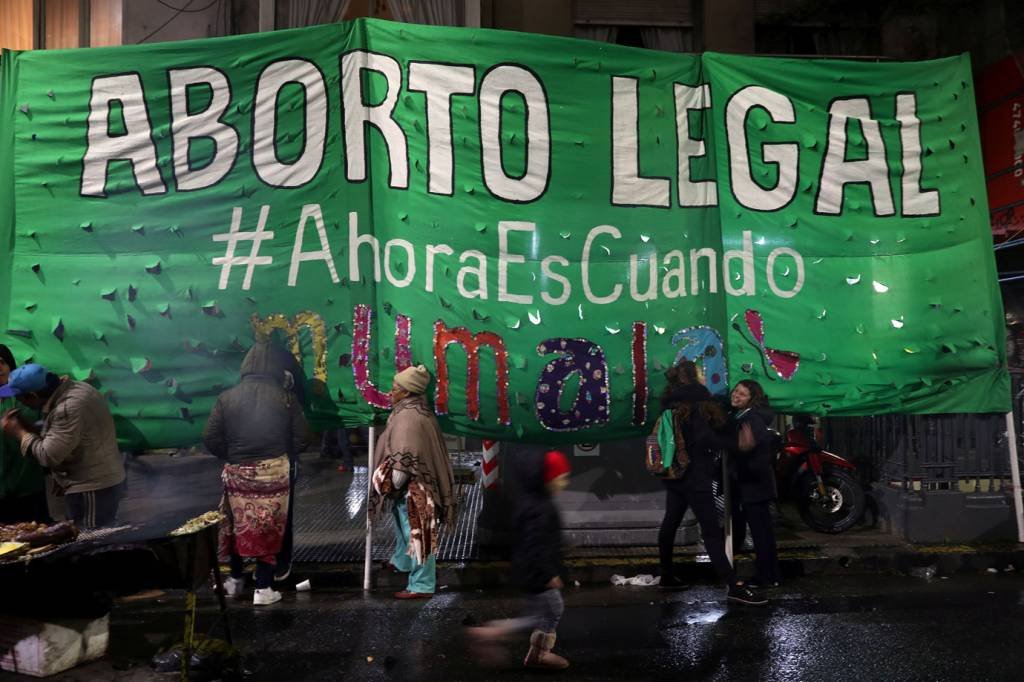Deputados decidem se aborto será legalizado na Argentina