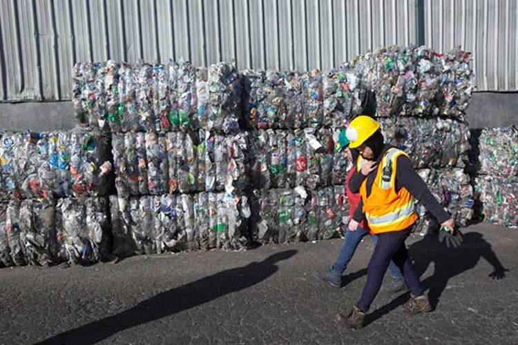 Pilhas de lixo plástico comprimido em um centro de reciclagem chinês.  (Natalie Behring/Getty Images)