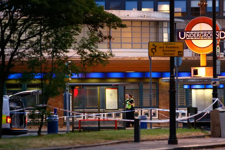 Estação Southgate: polícia isolou a área para averiguar explosão e relatou que não houve feridos sérios (Henry Nicholls/Reuters)
