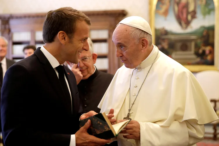 Macron e o papa Francisco criticam medidas que impedem imigrantes de entrarem na Europa (Alessandra Tarantino/Reuters)