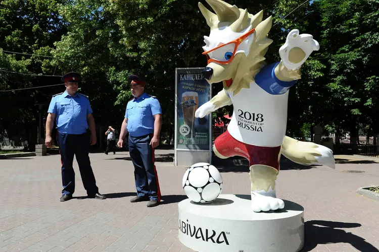 Os cossacos montam guarda em uma rua ao lado do mascote oficial da Copa do Mundo da FIFA de 2018 na Rússia: país poderia receber 600 mil visitantes estrangeiros durante a Copa do Mundo, segundo os organizadores (Sergey Pivovarov/Reuters)