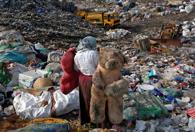 Poluição:  a Índia gera 5,6 milhões de toneladas de resíduos plásticos por ano  (Francis Mascarenhas/Reuters)